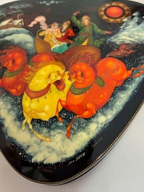 RUSSIAN LACQUER OVAL BOX SIGNED BY ARTIST WITH LEGS